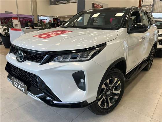 TOYOTA HILUX SW4 2.8 D-4D TURBO DIESEL DIAMOND 7L 4X4 AUTOMÁTICO